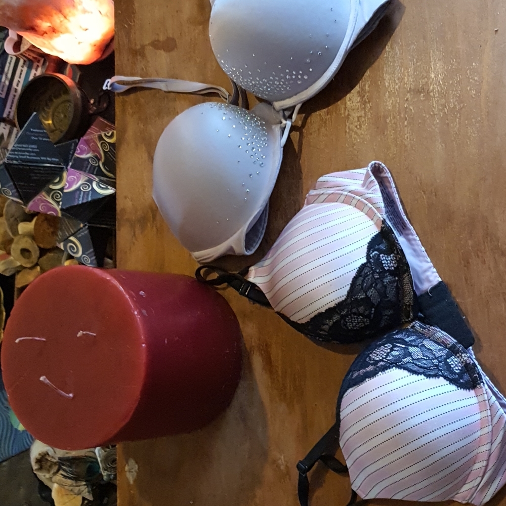 Lot of to Victoria's secret bras 32b